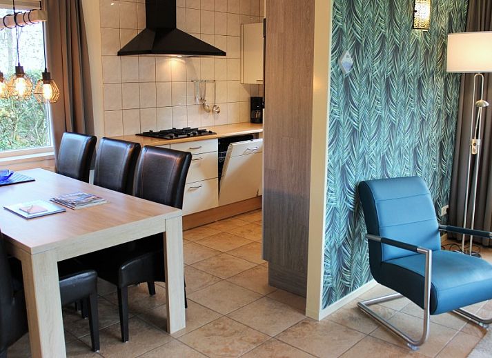 Gemuetliches Wohnzimmer im reetgedeckten 6-Personen-Ferienhaus Eldorado Texel, De Koog, mit moderner Einrichtung und Gartenblick.