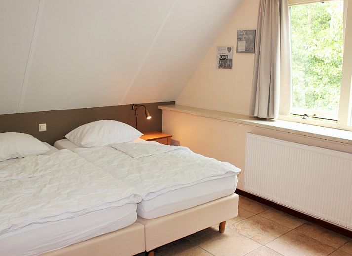 Gemuetliches Wohnzimmer im reetgedeckten 6-Personen-Ferienhaus Eldorado Texel, De Koog, mit farbenfrohen Moebeln und moderner Kueche, ideal zum Entspannen.