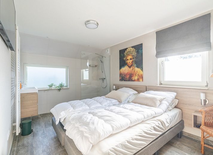 Zijaanzicht van Vakantiehuis Kamperfoelie 67, De Koog, Texel. Geniet van het terras en de groene omgeving op de Waddeneilanden.