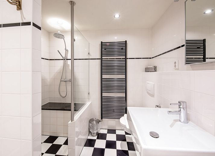 Geniet van het terras met zeezicht bij Appartement - 4-persoons (0034) in De Koog, Texel, ideaal voor ontspanning.