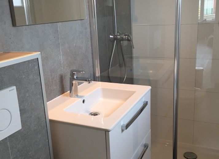 Chalet Bregkoog 224 in De Koog, Texel mit sonnigem Garten und modernem Aussehen.