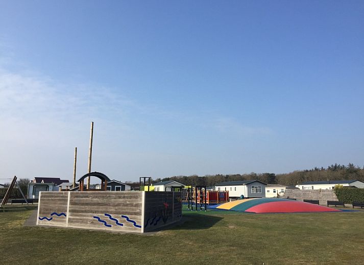 Stilvolle Kueche im Chalet Bregkoog 224, De Koog, Texel, mit modernen Geraeten.