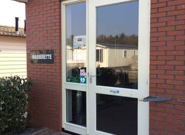 Komfortables Schlafzimmer im Chalet Bregkoog 224, De Koog, Texel, mit gemuetlicher Einrichtung.