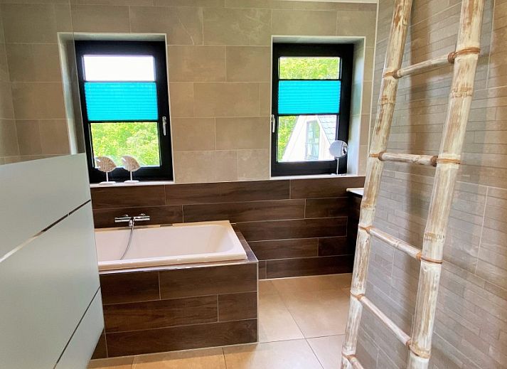 Moderne keuken en eetruimte in 6 Pers.Landhuis de Luxe Eldorado Texel, De Koog.