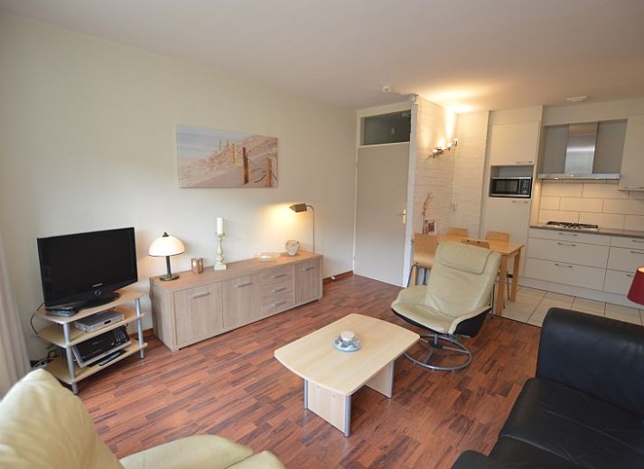 Stijlvolle woonkamer in Appartement Kerckeland 24, De Koog, Texel met comfortabele zithoek en moderne keuken.