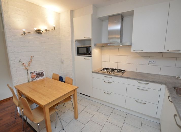 Stijlvolle woonkamer in Appartement Kerckeland 24, De Koog, Texel met comfortabele zithoek en moderne keuken.