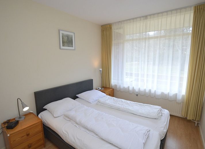 Gezellige zithoek in Appartement Kerckeland 24, De Koog, Texel met uitzicht op de tuin en veel natuurlijk licht.