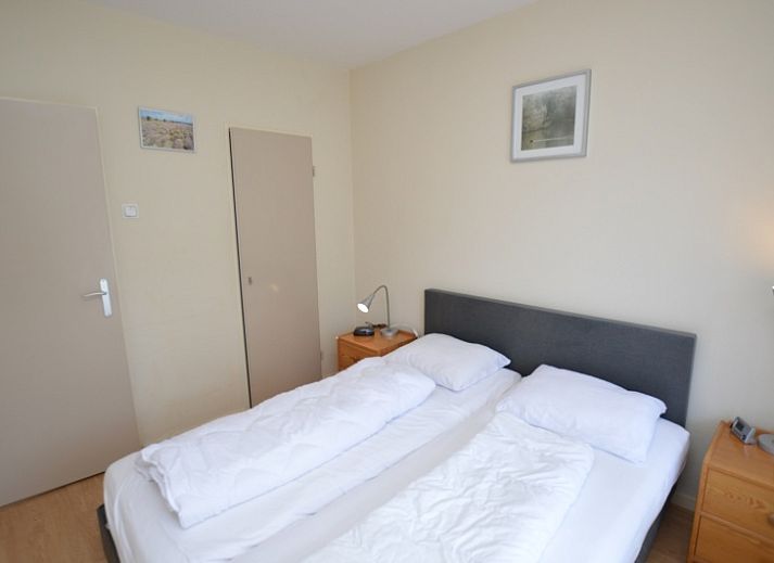 Gezellige zithoek in Appartement Kerckeland 24, De Koog, Texel met uitzicht op de tuin en veel natuurlijk licht.