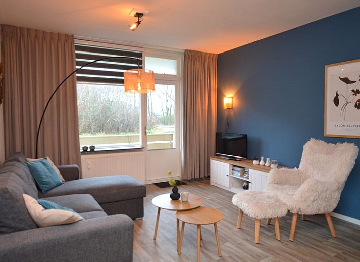 Gezellige woonkamer in Appartement Kerckeland 26, De Koog, Texel met comfortabel interieur.