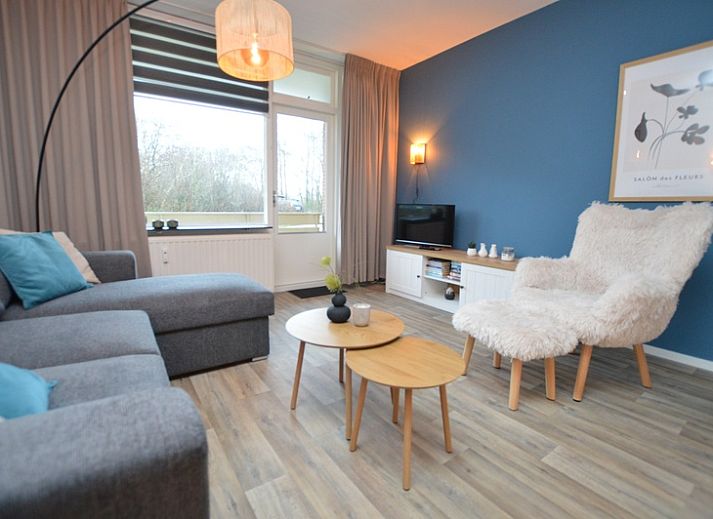 Gezellige woonkamer in Appartement Kerckeland 26, De Koog, Texel met comfortabel interieur.