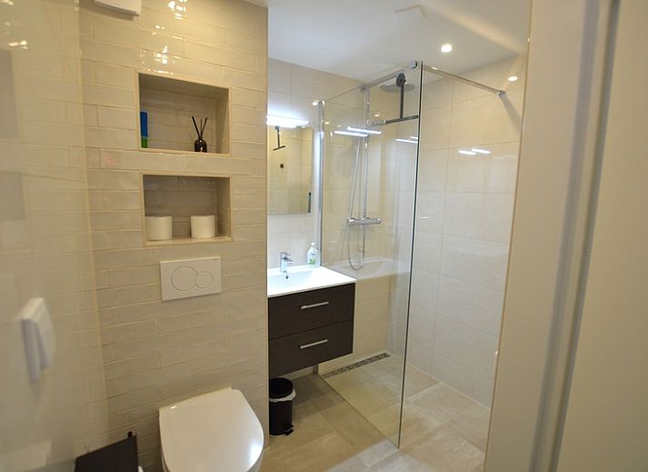 Stijlvolle zithoek van Appartement Kerckeland 26 in De Koog, Texel, met moderne decoratie.