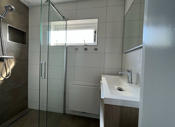 Moderne binnenruimte van Vakantiehuis Duinzee Texel in De Koog, ideaal voor ontspanning en gezelligheid.