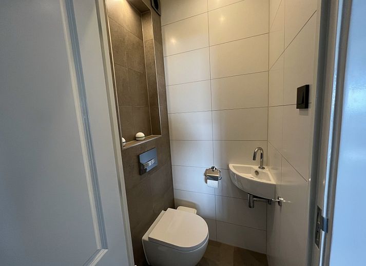 Moderne binnenruimte van Vakantiehuis Duinzee Texel in De Koog, ideaal voor ontspanning en gezelligheid.