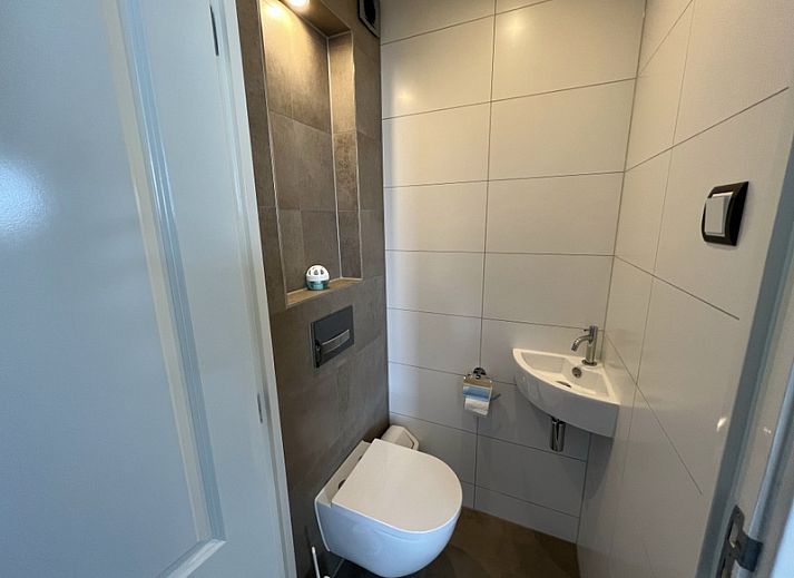 Moderne binnenruimte van Vakantiehuis Duinzee Texel in De Koog, ideaal voor ontspanning en gezelligheid.