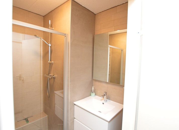 Stijlvolle binnenruimte van Motel Texel - Appartement 204/1G, De Koog, Texel, met moderne inrichting en uitnodigende zithoek.