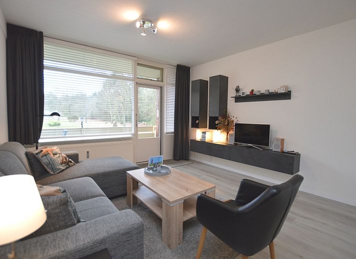 Gezellige woonkamer in Appartement Kerckeland 106, De Koog, Texel met comfortabele bank en moderne inrichting.