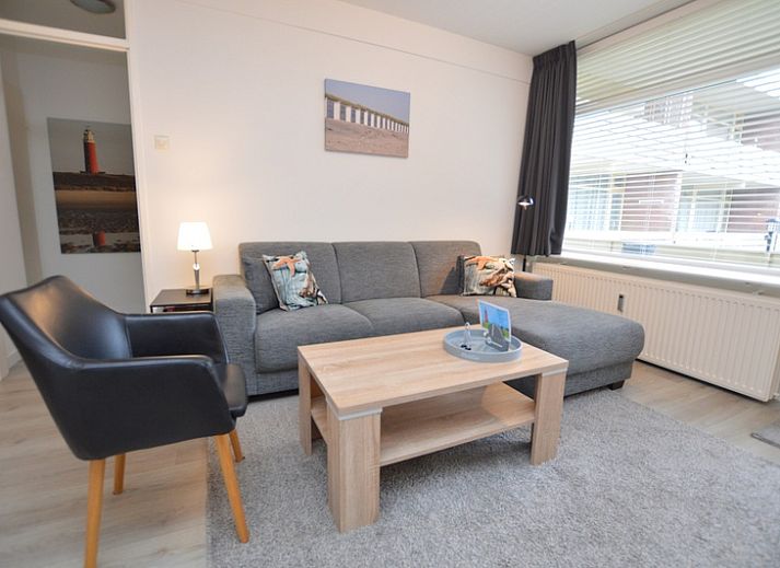 Gezellige woonkamer in Appartement Kerckeland 106, De Koog, Texel met comfortabele bank en moderne inrichting.