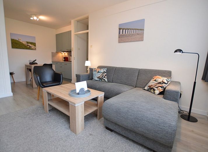 Gezellige woonkamer in Appartement Kerckeland 106, De Koog, Texel met comfortabele bank en moderne inrichting.