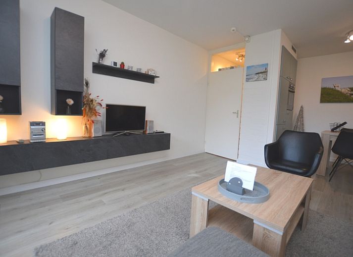 Gezellige woonkamer in Appartement Kerckeland 106, De Koog, Texel met comfortabele bank en moderne inrichting.