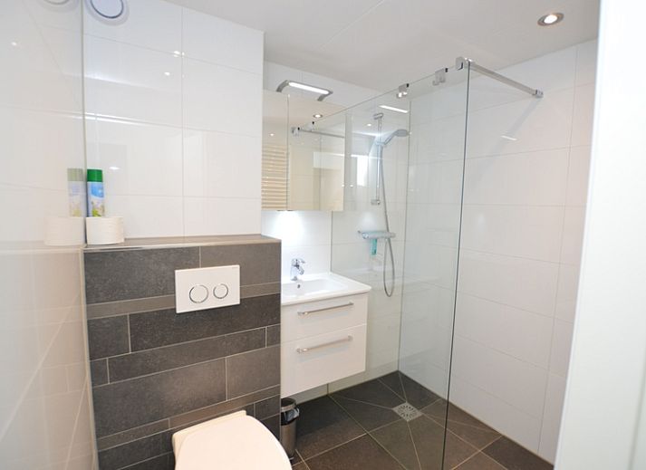 Stijlvolle woonkamer van Appartement Kerckeland 106 in De Koog, Texel met uitzicht op de groene omgeving.