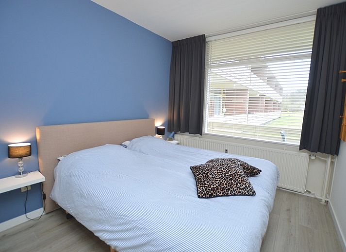 Stijlvolle woonkamer van Appartement Kerckeland 106 in De Koog, Texel met uitzicht op de groene omgeving.