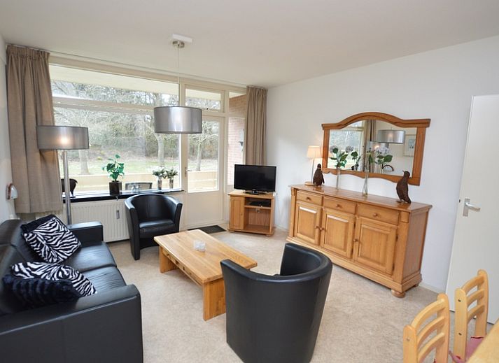 Gezellige woonkamer van Appartement Kerckeland 28 in De Koog, Texel, met comfortabel meubilair en uitzicht op de natuur.