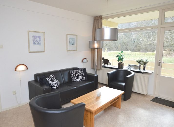 Gezellige woonkamer van Appartement Kerckeland 28 in De Koog, Texel, met comfortabel meubilair en uitzicht op de natuur.