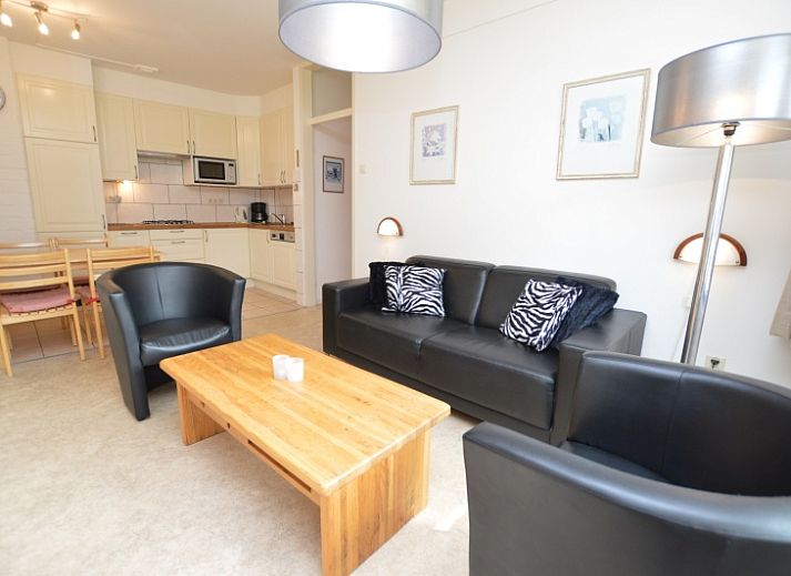 Gezellige woonkamer van Appartement Kerckeland 28 in De Koog, Texel, met comfortabel meubilair en uitzicht op de natuur.