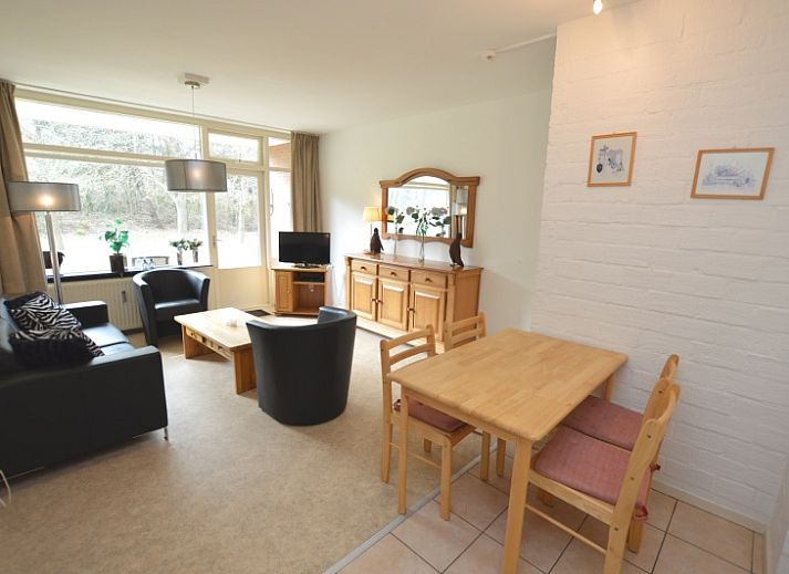 Gezellige woonkamer van Appartement Kerckeland 28 in De Koog, Texel, met comfortabel meubilair en uitzicht op de natuur.