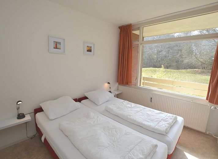 Lichte leefruimte in Appartement Kerckeland 28, De Koog, Texel, met grote ramen en een uitnodigende sfeer.