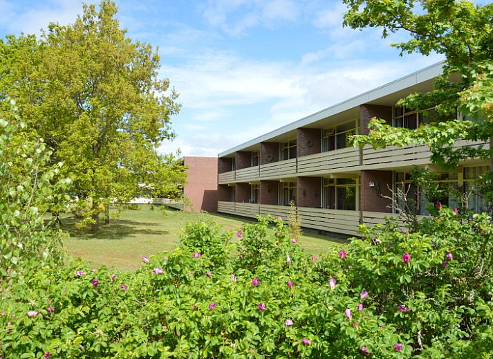 Stijlvolle zitkamer van Appartement Kerckeland 28, De Koog, Texel, met moderne inrichting en veel natuurlijk licht.