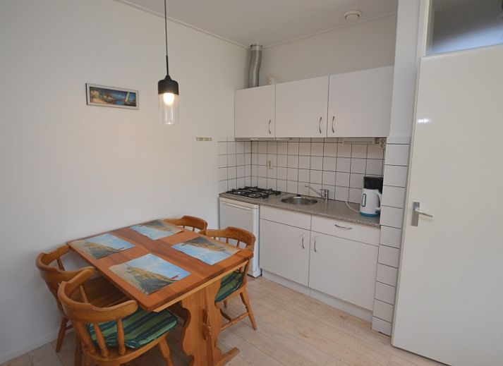 Lichte woonkamer met grote ramen in Appartement Kerckeland 80, De Koog, Texel, ideaal voor ontspannen vakantieverblijf.