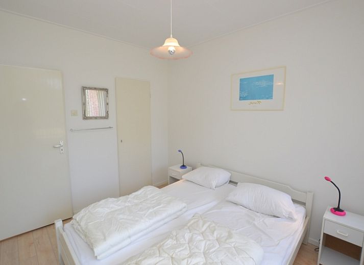 Lichte woonkamer met grote ramen in Appartement Kerckeland 80, De Koog, Texel, ideaal voor ontspannen vakantieverblijf.