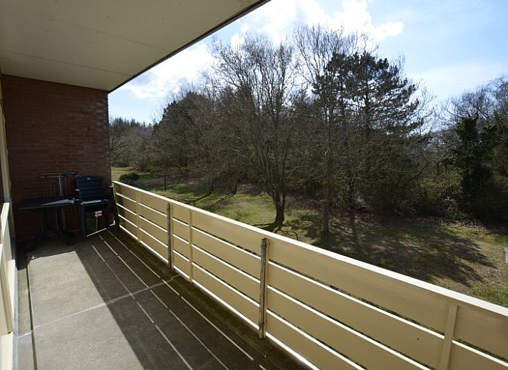 Lichte woonkamer met grote ramen in Appartement Kerckeland 80, De Koog, Texel, ideaal voor ontspannen vakantieverblijf.