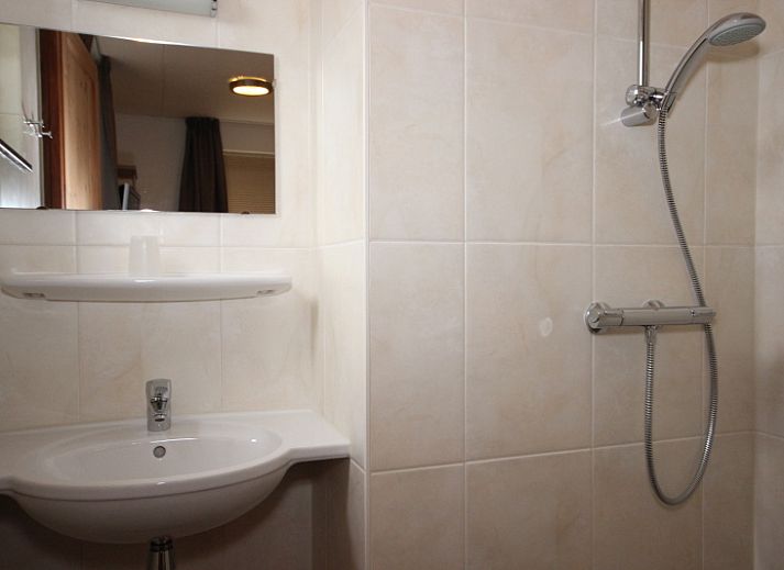 Stijlvolle woonkamer van Vakantiehuis in De Koog, Texel met moderne inrichting en gezellige zithoek, ideaal voor ontspanning op de Waddeneilanden.