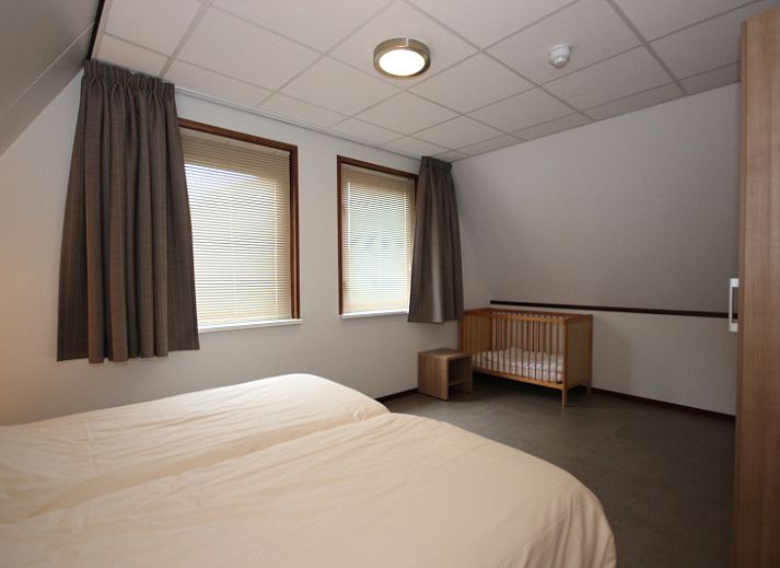 Stijlvolle woonkamer van Vakantiehuis in De Koog, Texel met moderne inrichting en gezellige zithoek, ideaal voor ontspanning op de Waddeneilanden.