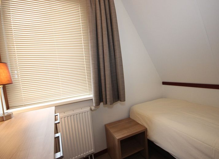 Stijlvolle woonkamer van Vakantiehuis in De Koog, Texel met moderne inrichting en gezellige zithoek, ideaal voor ontspanning op de Waddeneilanden.