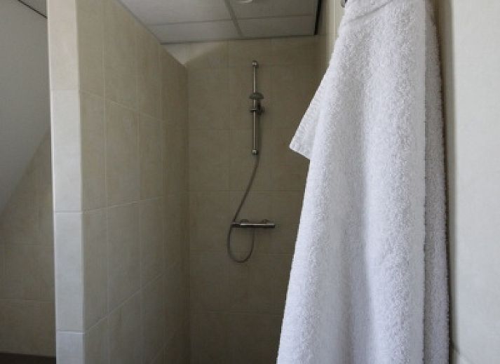 Stijlvolle woonkamer van Vakantiehuis in De Koog, Texel met moderne inrichting en gezellige zithoek, ideaal voor ontspanning op de Waddeneilanden.