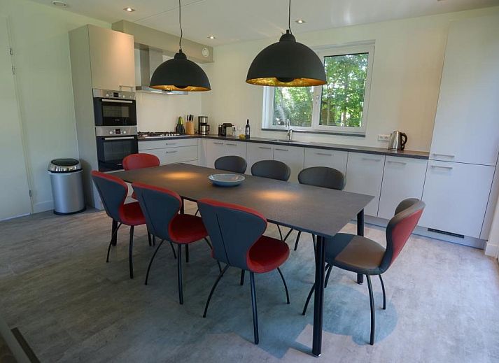 Front view of 06 - Razende Bol - allotment vacation home in De Koog, Texel with spacious driveway.