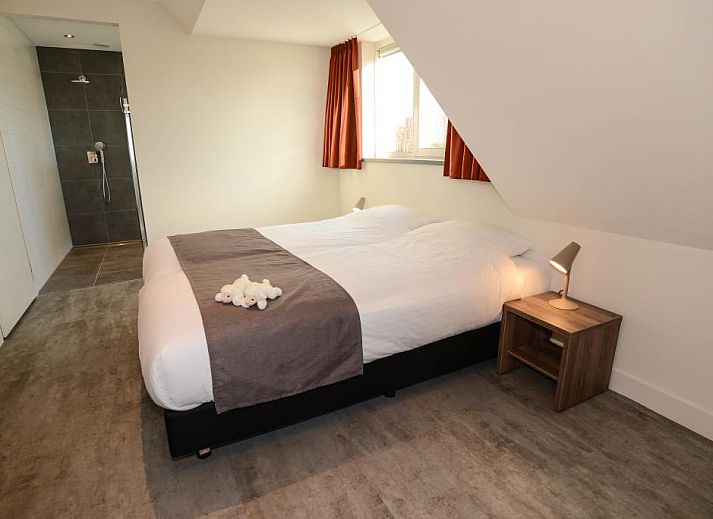 Front view of 06 - Razende Bol - allotment vacation home in De Koog, Texel with spacious driveway.