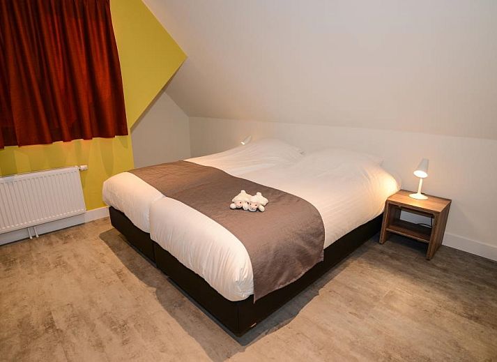 Front view of 06 - Razende Bol - allotment vacation home in De Koog, Texel with spacious driveway.