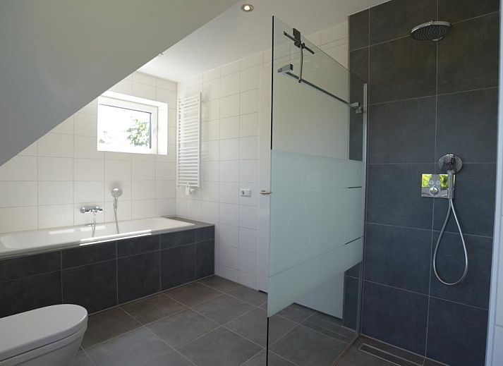 Comfortable sitting area in 06 - Razende Bol - allotment vacation home in De Koog, Texel with garden view.