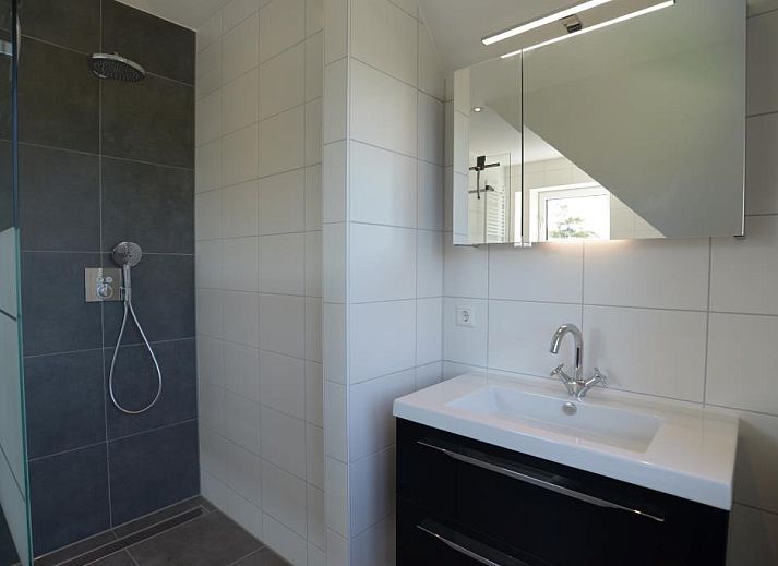 Comfortable sitting area in 06 - Razende Bol - allotment vacation home in De Koog, Texel with garden view.