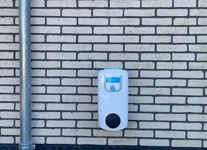 Comfortable sitting area in 06 - Razende Bol - allotment vacation home in De Koog, Texel with garden view.