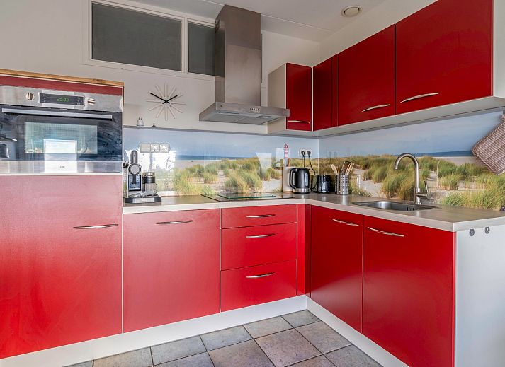 Heller Innenraum des Appartements Juliana 142 Insel- und Meerblick in De Koog, Texel mit gemuetlicher Sitzecke.