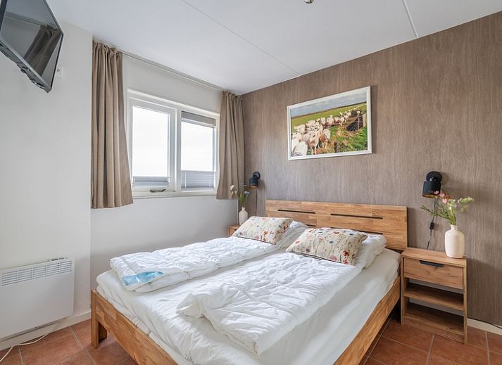 Heller Innenraum des Appartements Juliana 142 Insel- und Meerblick in De Koog, Texel mit gemuetlicher Sitzecke.