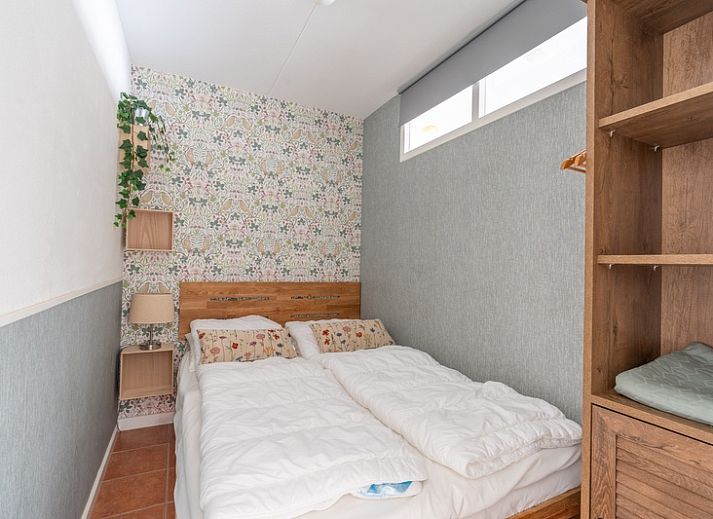 Heller Innenraum des Appartements Juliana 142 Insel- und Meerblick in De Koog, Texel mit gemuetlicher Sitzecke.