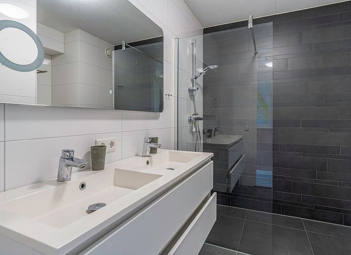 Heller Innenraum des Appartements Juliana 142 Insel- und Meerblick in De Koog, Texel mit gemuetlicher Sitzecke.