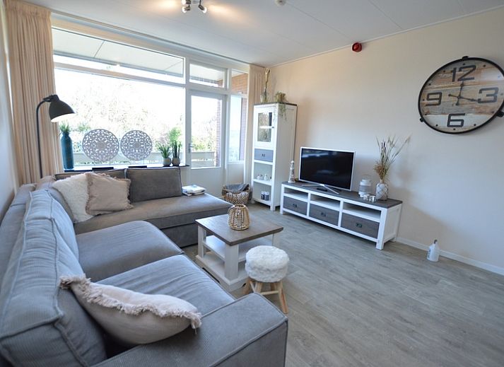 Gemuetliches Wohnzimmer des Appartements Kerckeland 78 in De Koog, Texel mit bequemem Sofa und moderner Einrichtung.