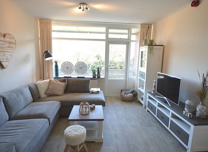 Gemuetliches Wohnzimmer des Appartements Kerckeland 78 in De Koog, Texel mit bequemem Sofa und moderner Einrichtung.